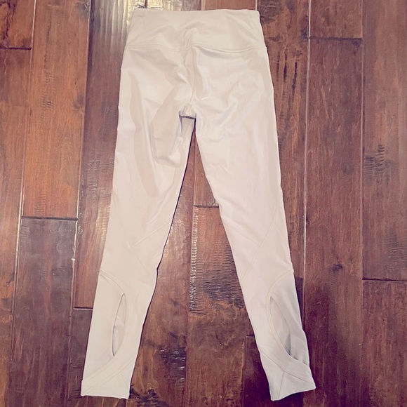 NWOT Victoria Sport Light Grey Leggings - Picture 2 of 3